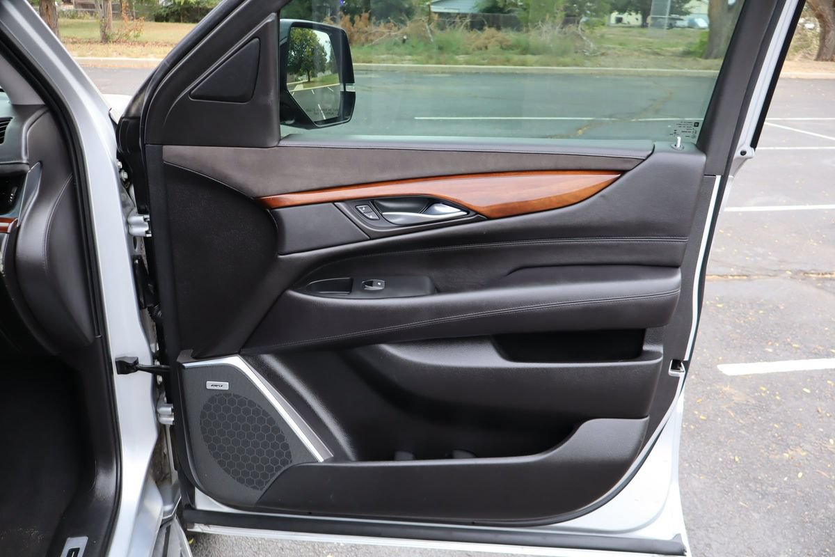 Used 2016 Cadillac Escalade Luxury AWD/4WD image 27