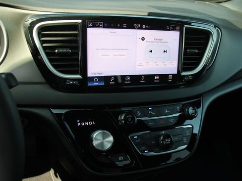 Used 2025 Chrysler Pacifica Select FWD image 19