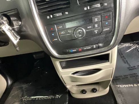 Used 2016 Chrysler Town & Country Touring FWD image 20