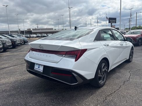 Certified 2025 Hyundai Elantra SEL FWD image 13