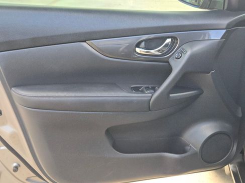 Used 2019 Nissan Rogue SV image 11