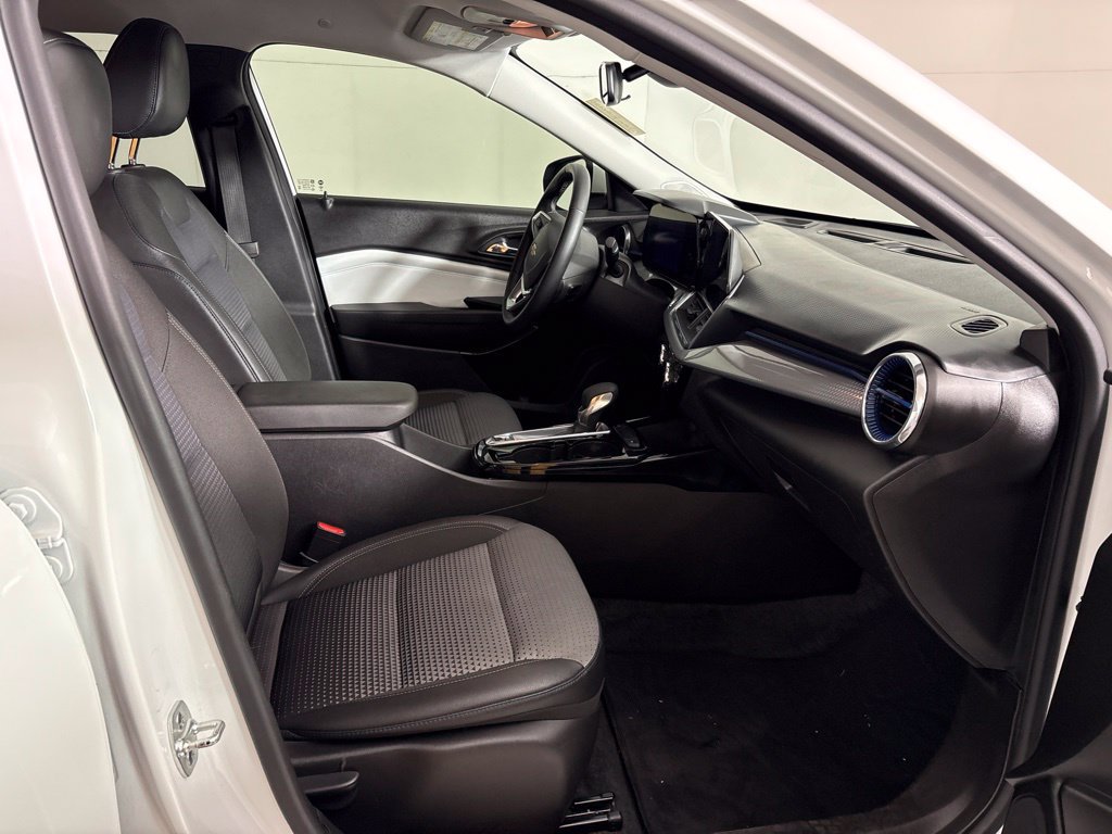Used 2025 Chevrolet Trax LT w/ LT Convenience Package FWD image 18