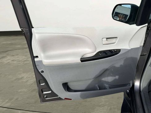 Used 2013 Toyota Sienna LE FWD image 12