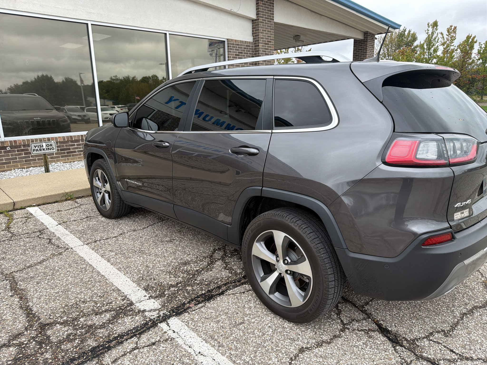 Used 2021 Jeep Cherokee Limited AWD/4WD image 3