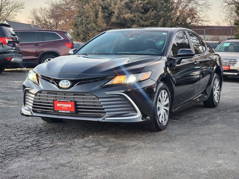 Used 2022 Toyota Camry LE image 3