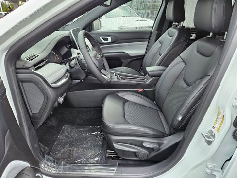 New 2026 Jeep Compass Latitude image 13