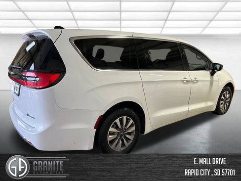 Used 2024 Chrysler Pacifica Limited FWD image 6