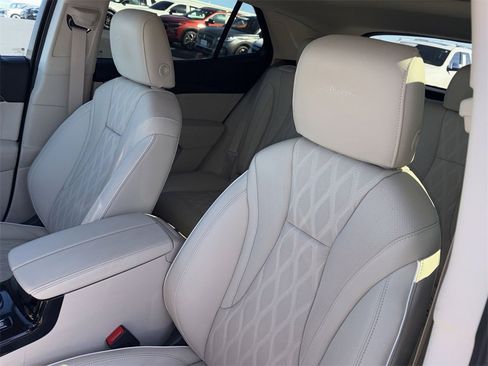 Used 2023 Buick Envision Avenir image 11