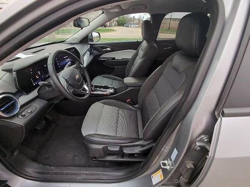 Used 2025 Chevrolet Trax LT w/ LT Convenience Package image 19