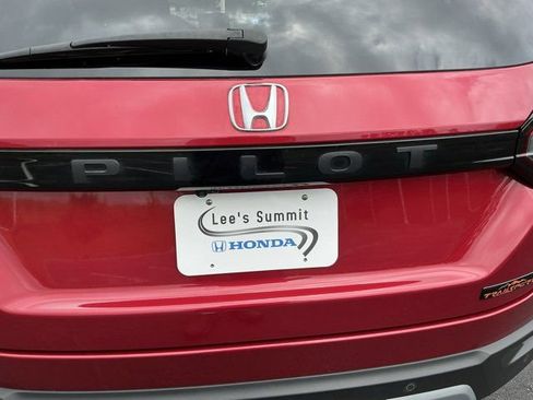 Used 2025 Honda Pilot TrailSport image 5