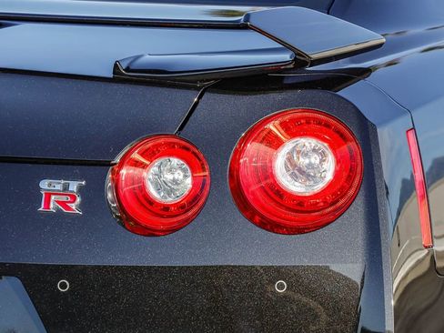 Used 2024 Nissan GT-R Premium w/ Premium Interior Package image 9