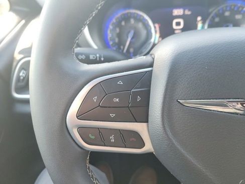 Used 2025 Chrysler Pacifica Select image 11