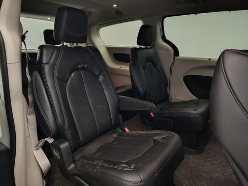 Used 2023 Chrysler Pacifica Touring-L AWD/4WD image 14