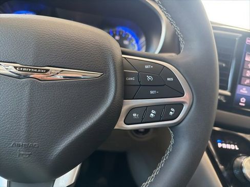 Used 2024 Chrysler Pacifica Touring-L image 30