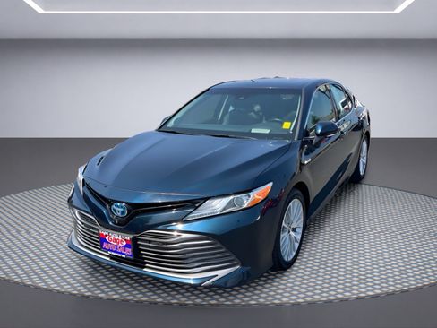 Used 2018 Toyota Camry XLE w/ Audio Package FWD image 2