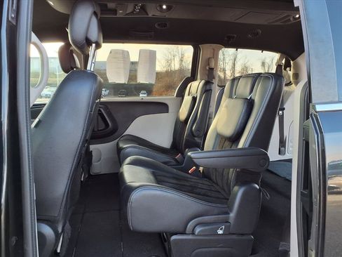 Used 2017 Dodge Grand Caravan SXT w/ Driver Convenience Group FWD image 24