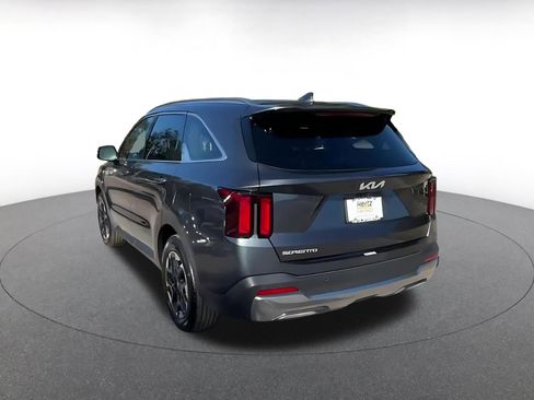 Used 2024 Kia Sorento S image 11