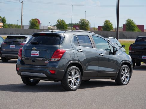 Used 2019 Chevrolet Trax LT w/ LT Convenience Package FWD image 3
