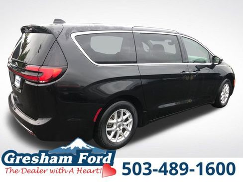 Used 2023 Chrysler Pacifica Touring-L FWD image 9