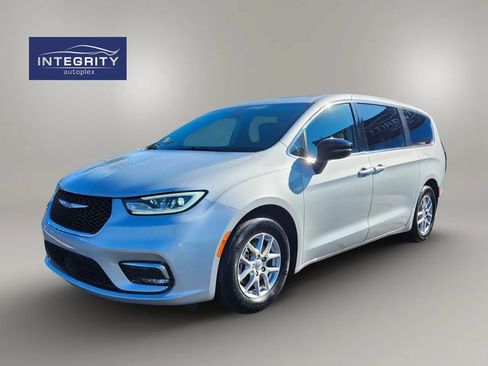 Used 2024 Chrysler Pacifica Touring-L FWD image 1