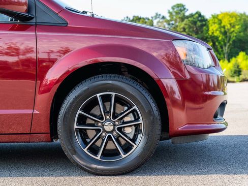 Used 2018 Dodge Grand Caravan SXT w/ Blacktop Package FWD image 9