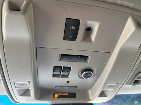 Used 2015 Cadillac Escalade Luxury image 31