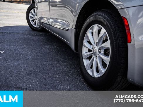 Used 2019 Chrysler Pacifica Touring-L image 14