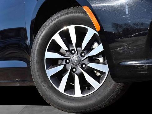 Used 2024 Chrysler Pacifica Select image 3