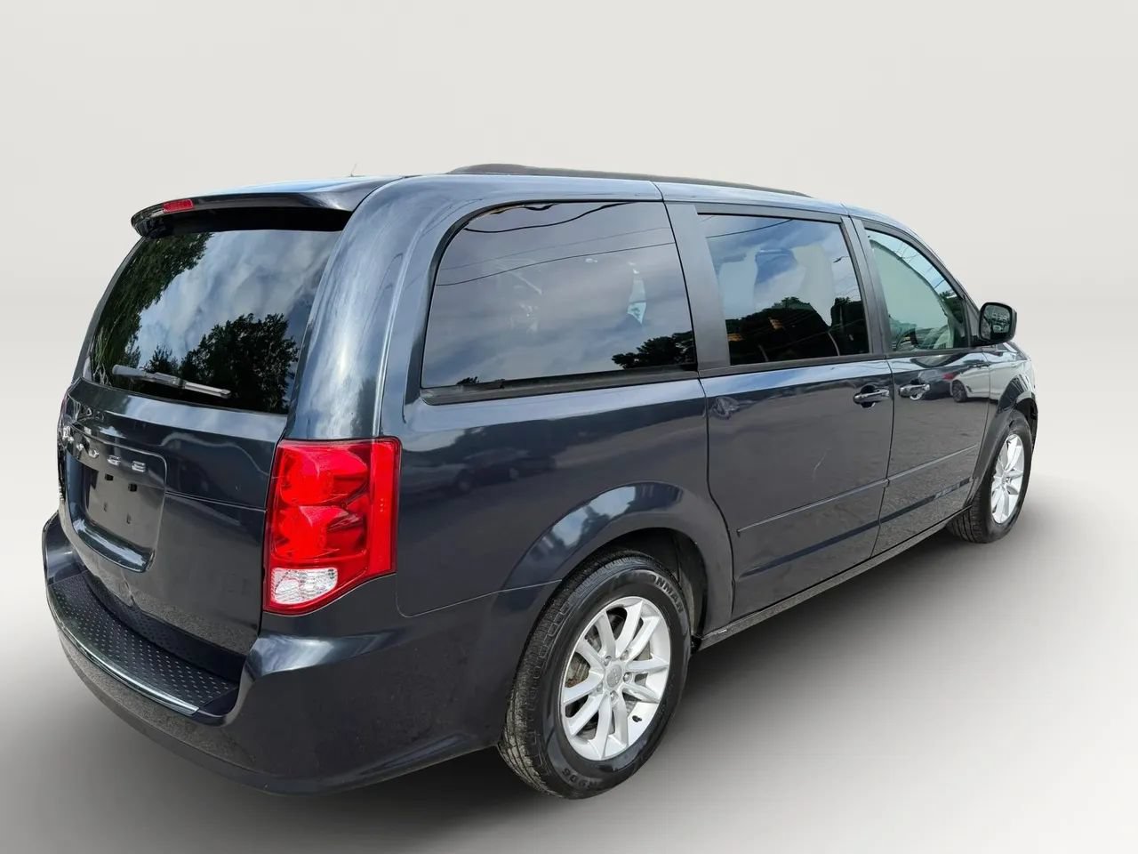 Used 2013 Dodge Grand Caravan SXT w/ UConnect Hands-Free Group FWD image 3