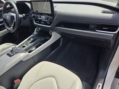 Used 2024 Toyota Grand Highlander XLE FWD image 18