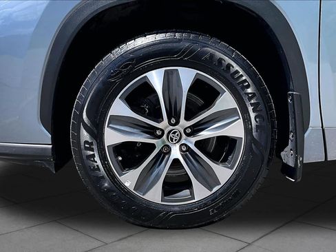 Used 2023 Toyota Highlander XLE AWD/4WD image 11