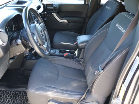 Used 2017 Jeep Wrangler Unlimited Sahara w/ Connectivity Group AWD/4WD image 12