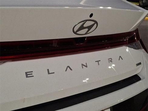 Used 2024 Hyundai Elantra Limited image 29