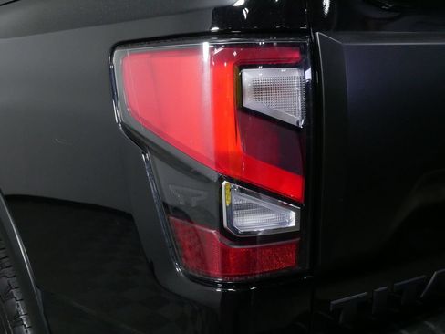Used 2021 Nissan Titan PRO-4X w/ Pro-4x Convenience Package AWD/4WD image 12