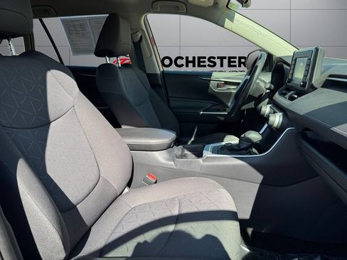 Used 2021 Toyota RAV4 XLE AWD/4WD image 17