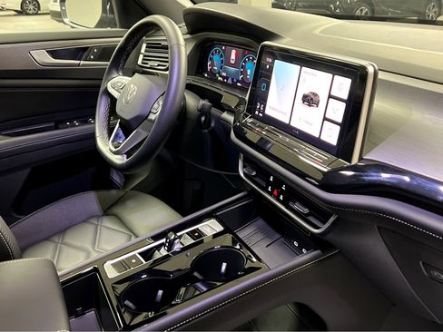 Used 2025 Volkswagen Atlas Cross Sport SE w/ Black Wheel Package image 27