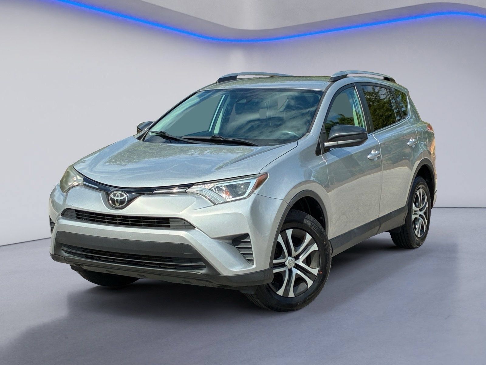 Used 2018 Toyota RAV4 LE FWD image 2