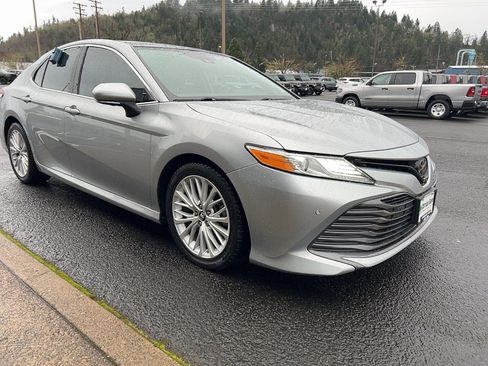 Used 2019 Toyota Camry XLE image 6