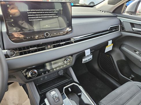 New 2026 Mitsubishi Outlander FWD image 13