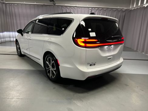New 2026 Chrysler Pacifica Pinnacle image 5
