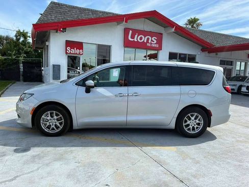 Used 2023 Chrysler Voyager LX FWD image 2