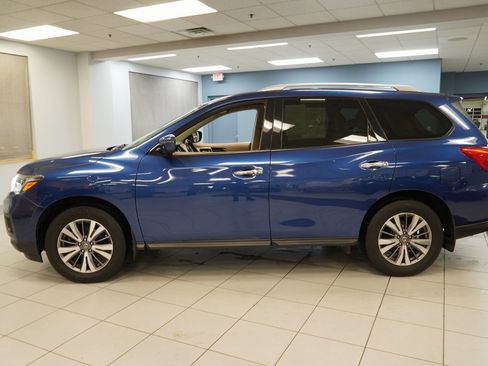 Used 2019 Nissan Pathfinder SV image 2