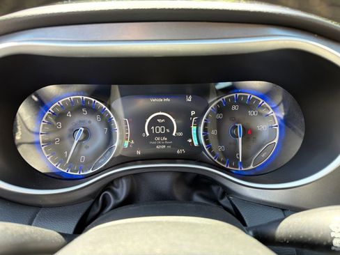 Used 2024 Chrysler Pacifica Touring-L FWD image 7