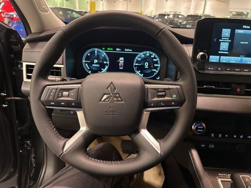 New 2025 Mitsubishi Outlander SE image 14