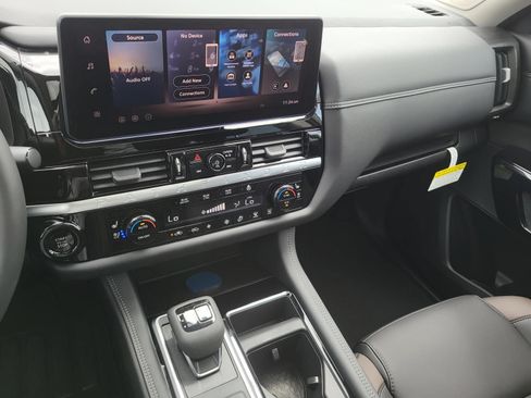 New 2026 Nissan Pathfinder Platinum w/ Accent Package FWD image 22