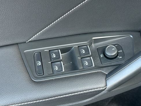 Used 2024 Volkswagen Tiguan SE image 12