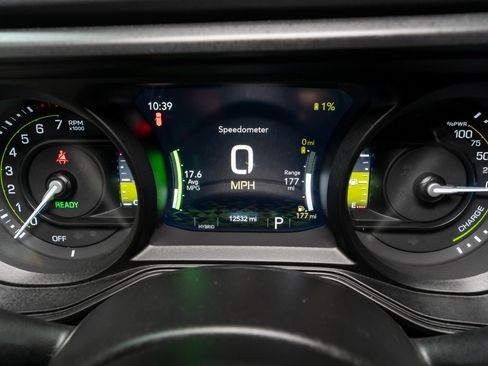 Used 2025 Jeep Wrangler Sahara image 24