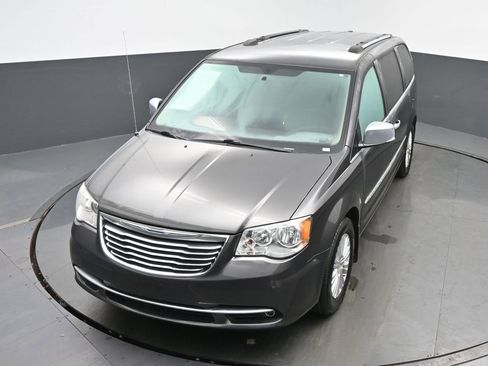 Used 2015 Chrysler Town & Country Limited image 38