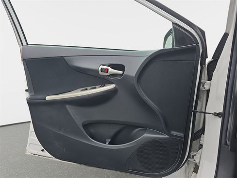 Used 2013 Toyota Corolla S image 24