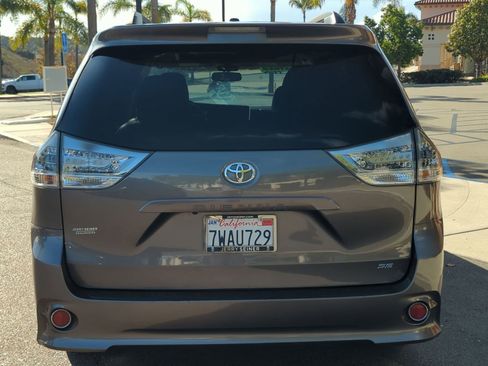 Used 2017 Toyota Sienna SE image 4